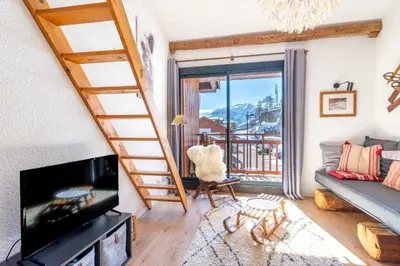 Télévision ou salle de divertissement dans l'établissement Le chalet de Lili 2 pièces duplex, skis aux pieds, balcon