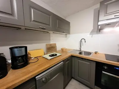 Cuisine ou kitchenette dans l'établissement Résidence Foret-erable - Petit 2 pièces chaleureux et bien équipé MAE-7781