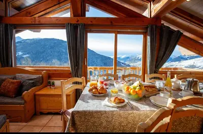 Vue générale sur la montagne ou vue sur la montagne depuis le chalet