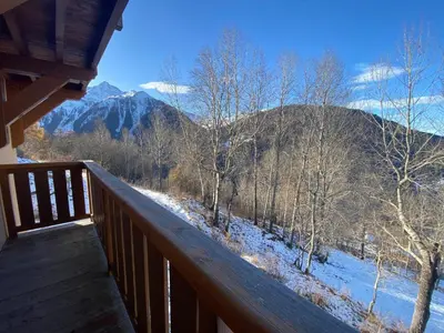 Vue générale sur la montagne ou vue sur la montagne depuis le chalet