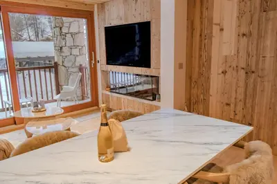 Télévision ou salle de divertissement dans l'établissement Superb renovated apartment Turios 1