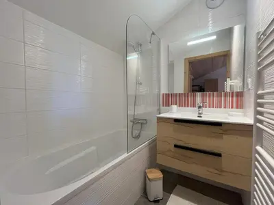 Salle de bains dans l'établissement Confort moderne avec mezzanine près du téléphérique - FR-1-464-247