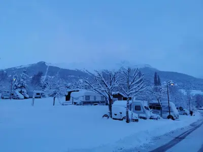 L'établissement Caravane 4 personnes au camping d'Aussois en hiver