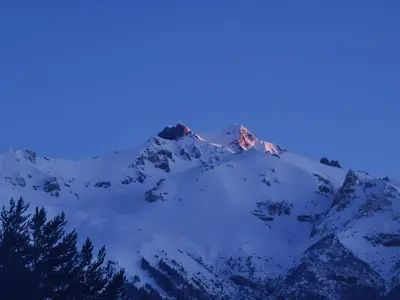 Vue générale sur la montagne ou vue sur la montagne depuis le camping