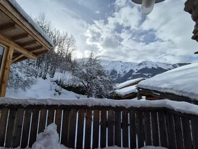 Vue générale sur la montagne ou vue sur la montagne depuis le chalet