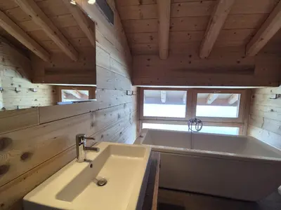 Salle de bains dans l'établissement La Masure Magnifique chalet - proche domaine St Foy