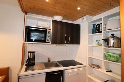 Cuisine ou kitchenette dans l'établissement Résidence Hameau Du Borsat 3 - Appartement confortable · Ski au pied MAE-3684