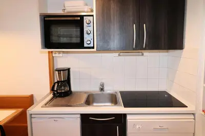 Cuisine ou kitchenette dans l'établissement Résidence Hameau Du Borsat 3 - Appartement confortable · Ski au pied MAE-3684