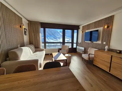 Coin salon dans l'établissement Appartement skis aux pieds avec balcon et cuisine équipée - FR-1-502-595