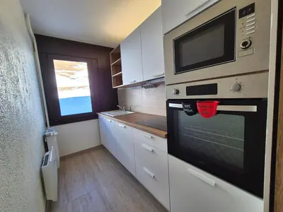 Cuisine ou kitchenette dans l'établissement Appartement skis aux pieds avec balcon et cuisine équipée - FR-1-502-595