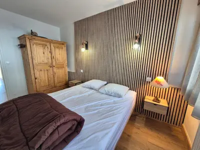 Un ou plusieurs lits dans un hébergement de l'établissement Appartement skis aux pieds avec balcon et cuisine équipée - FR-1-502-595