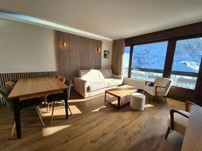 Coin salon dans l'établissement Appartement skis aux pieds avec balcon et cuisine équipée - FR-1-502-595