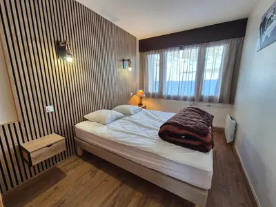Un ou plusieurs lits dans un hébergement de l'établissement Appartement skis aux pieds avec balcon et cuisine équipée - FR-1-502-595
