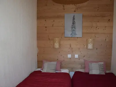 Un ou plusieurs lits dans un hébergement de l'établissement Charmant appartement au cœur de Pralognan-la-Vanoise - FR-1-464-248
