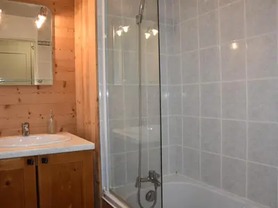 Salle de bains dans l'établissement Charmant appartement au cœur de Pralognan-la-Vanoise - FR-1-464-248