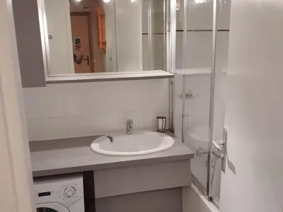 Salle de bains dans l'établissement Appartement 3 pièces La Daille - Ski aux pieds, balcon, 4-5 personnes - FR-1-518-161