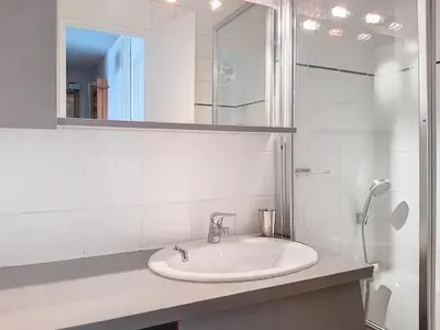 Salle de bains dans l'établissement Appartement 3 pièces La Daille - Ski aux pieds, balcon, 4-5 personnes - FR-1-518-161
