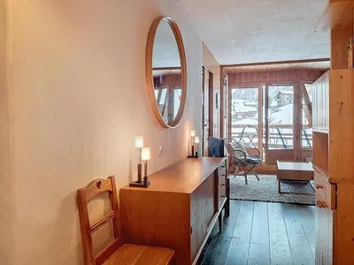 Coin salon dans l'établissement Appartement 3 pièces La Daille - Ski aux pieds, balcon, 4-5 personnes - FR-1-518-161