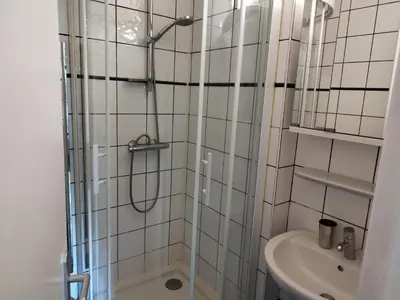 Salle de bains dans l'établissement Appartement 3 pièces La Daille - Ski aux pieds, balcon, 4-5 personnes - FR-1-518-161