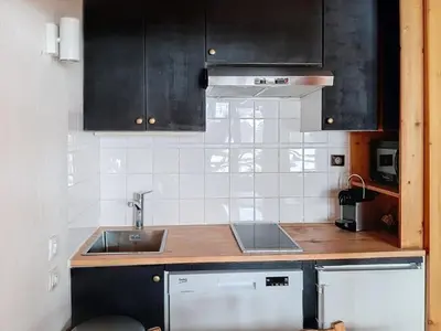 Cuisine ou kitchenette dans l'établissement Appartement 3 pièces La Daille - Ski aux pieds, balcon, 4-5 personnes - FR-1-518-161