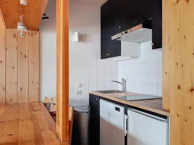Cuisine ou kitchenette dans l'établissement Appartement 3 pièces La Daille - Ski aux pieds, balcon, 4-5 personnes - FR-1-518-161