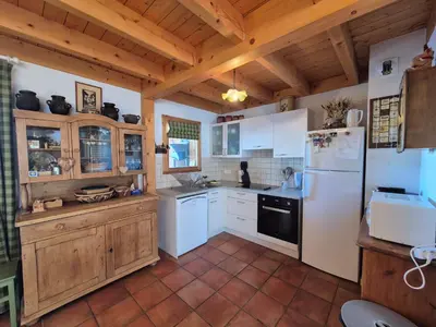 Cuisine ou kitchenette dans l'établissement Chalet Cent Names - 8 pers - St Foy Station