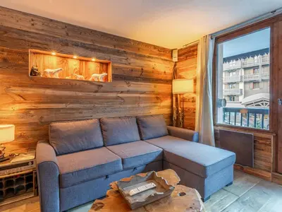Coin salon dans l'établissement Charmant appartement cosy au cœur de Val-d'Isère - FR-1-694-377