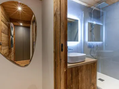 Salle de bains dans l'établissement Appartement haut de gamme, 4 pers, wifi - FR-1-694-370