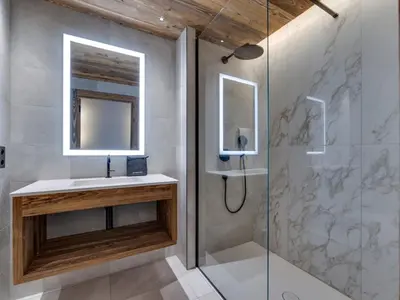 Salle de bains dans l'établissement Appartement de standing Val d'Isère, 12 pers, animaux admis - FR-1-567-135