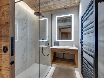 Salle de bains dans l'établissement Appartement de standing Val d'Isère, 12 pers, animaux admis - FR-1-567-135