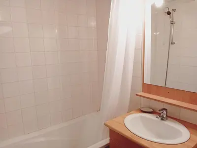 Salle de bains dans l'établissement Terrasses F 002 - PARC NAT VANOISE appart 4 pers