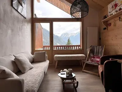 Coin salon dans l'établissement L’Éterlou Au pied des pistes, vue montagne
