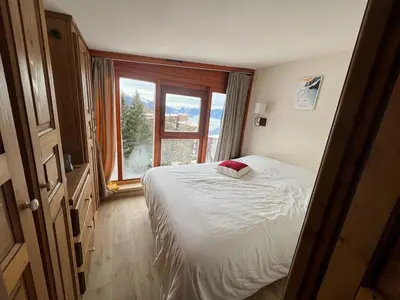 Un ou plusieurs lits dans un hébergement de l'établissement Duplex skis aux pieds pour 6 à Arc 1800 avec balcon - FR-1-411-951