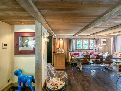 Coin salon dans l'établissement Chalet grand luxe avec piscine, sauna, hammam et bar - Accueille 12 personnes - FR-1-694-319