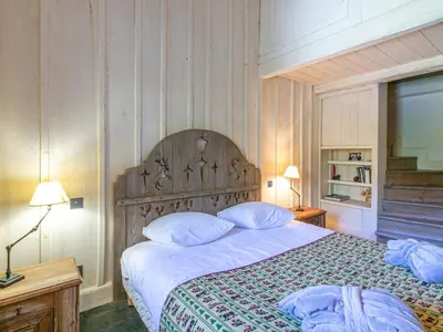 Un ou plusieurs lits dans un hébergement de l'établissement Chalet grand luxe avec piscine, sauna, hammam et bar - Accueille 12 personnes - FR-1-694-319
