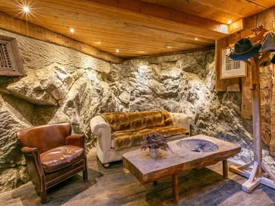 Coin salon dans l'établissement Chalet grand luxe avec piscine, sauna, hammam et bar - Accueille 12 personnes - FR-1-694-319