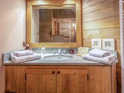 Salle de bains dans l'établissement Chalet grand luxe avec piscine, sauna, hammam et bar - Accueille 12 personnes - FR-1-694-319