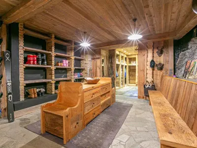 Coin salon dans l'établissement Chalet grand luxe avec piscine, sauna, hammam et bar - Accueille 12 personnes - FR-1-694-319