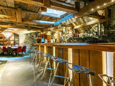 Restaurant ou autre lieu de restauration dans l'établissement Chalet grand luxe avec piscine, sauna, hammam et bar - Accueille 12 personnes - FR-1-694-319
