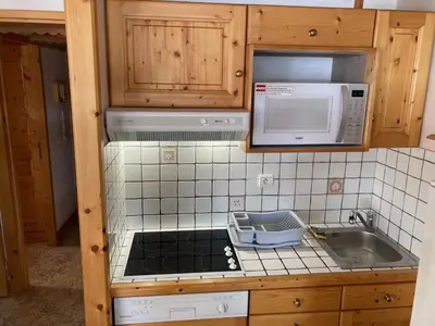 Cuisine ou kitchenette dans l'établissement Appartement 2 étoiles en pied de pistes et au centre ville 4 personnes