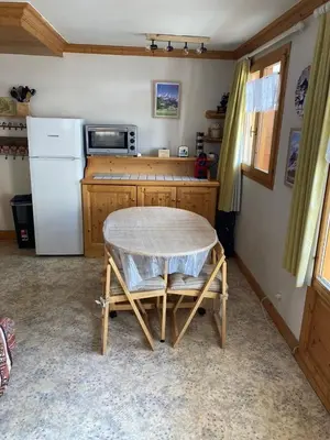 Cuisine ou kitchenette dans l'établissement Appartement 2 étoiles en pied de pistes et au centre ville 4 personnes