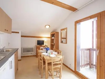 Cuisine ou kitchenette dans l'établissement Apartment with 2 rooms and balcony