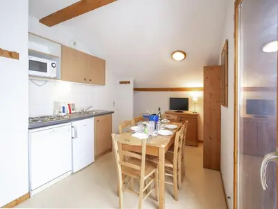 Cuisine ou kitchenette dans l'établissement Apartment with 2 rooms and balcony