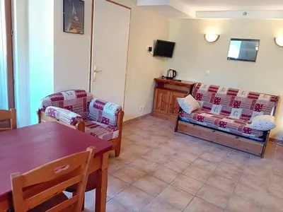 Télévision ou salle de divertissement dans l'établissement Apartment with parking near River