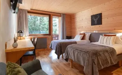 Un ou plusieurs lits dans un hébergement de l'établissement Chalet Les Arolles- Catered Chalet -Half Board