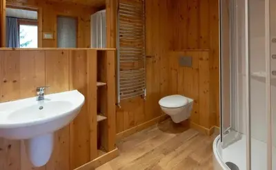Salle de bains dans l'établissement Chalet Les Arolles- Catered Chalet -Half Board