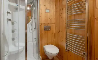 Salle de bains dans l'établissement Chalet Les Arolles- Catered Chalet -Half Board