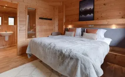 Un ou plusieurs lits dans un hébergement de l'établissement Chalet Les Arolles- Catered Chalet -Half Board