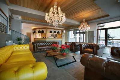 Coin salon dans l'établissement Chalet des Neiges -La Source des Arcs