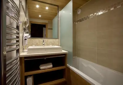Salle de bains dans l'établissement Chalet des Neiges -La Source des Arcs